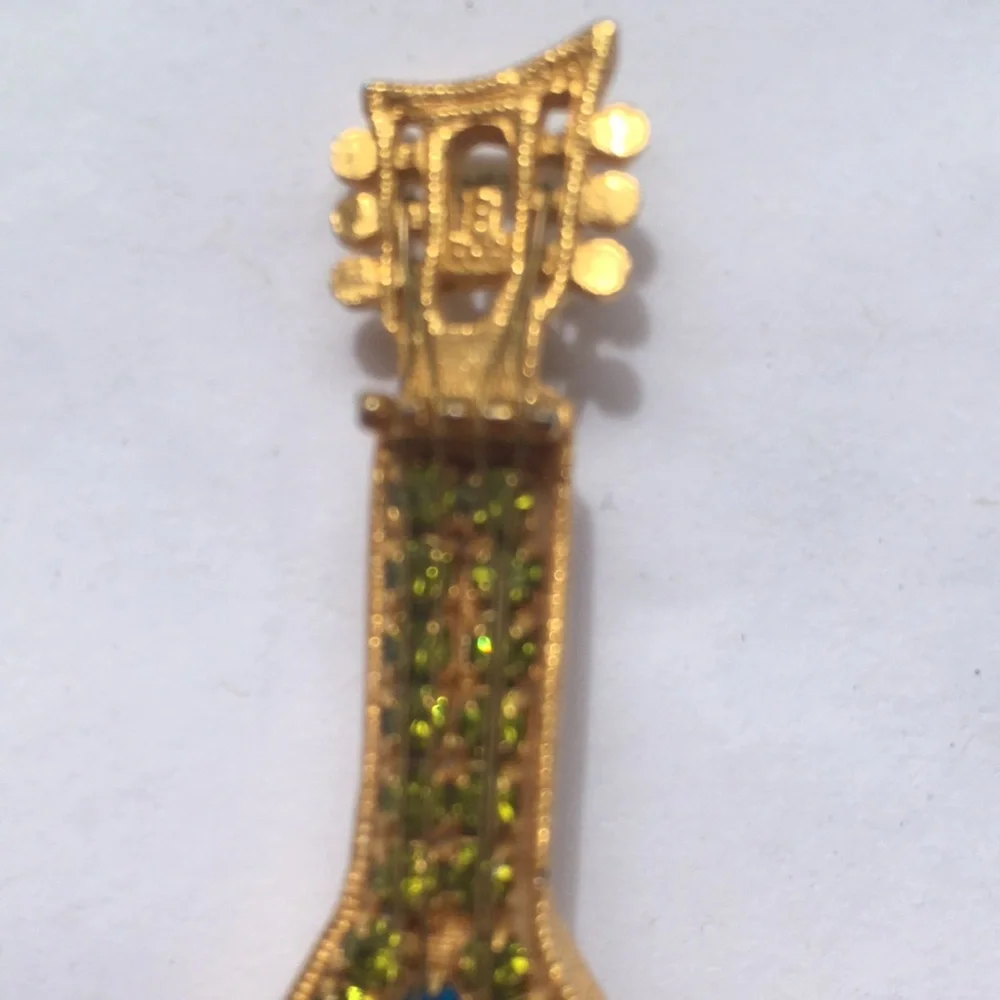 🔴Balalaika, Stringed Musical Instrument Brooch/Pin Gold Tone